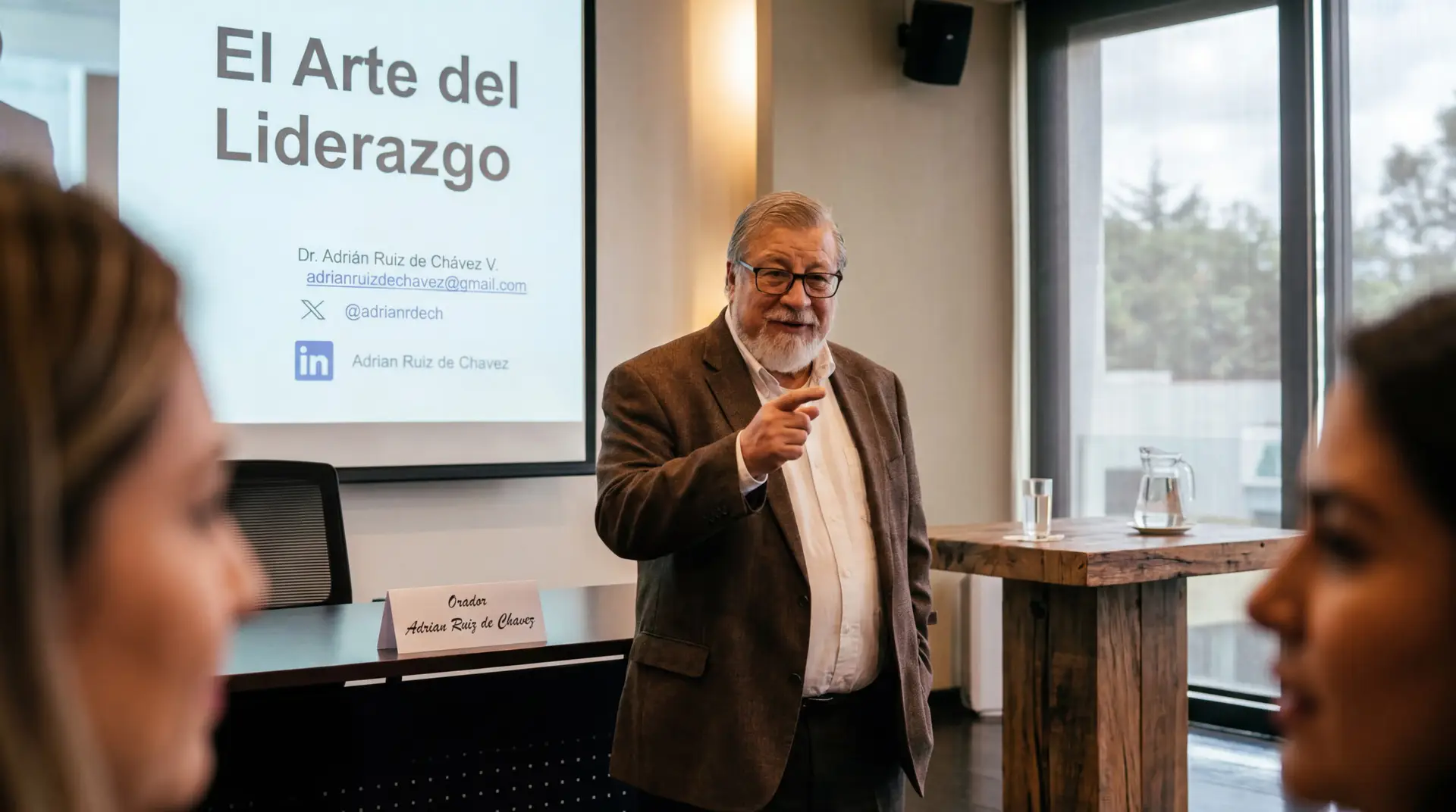 COACH DE LIDERAZGO DANDO CURSO DE HABILIDADES DIRECTIVAS A EJECUTIVOS